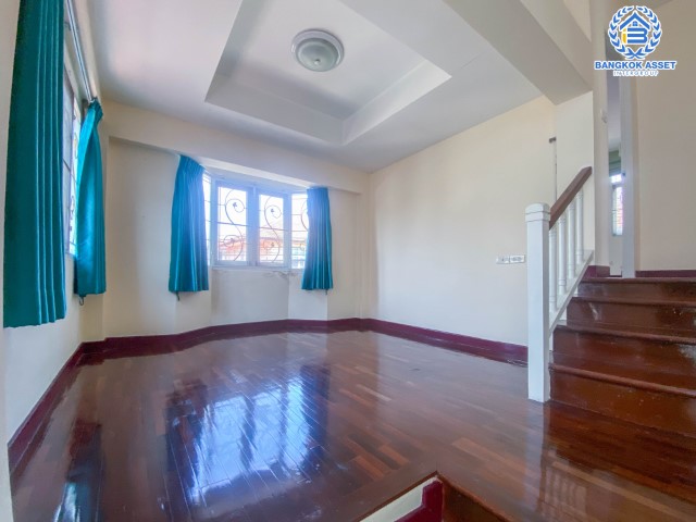 *****บ้านเดี่ยวมือสองย่านกรุงเทพฯ ม.ธนาสิริ รัตนาธิเบศร์ เนื้อที่กว้างขวางมากถึง 54.4 ตร.ว. ฟังก์ชัน 3 ห้องนอน 3 ห้องน้ำ ที่จอดรถ 2 คัน ภายในสภาพสวย พร้อมเข้าอยู่อาศัย บนทำเลเดินทางสะดวก ใกล้รถไฟฟ้าสายสีม่วง "สถานีบางรักใหญ่" และจุดขึ้น-ลงทางด่วน "กาญจณาภิเษก"